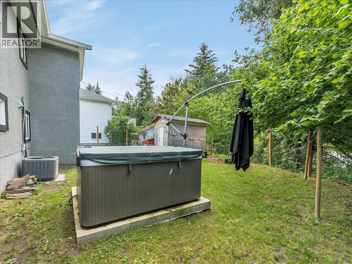 856 7th Avenue, Castlegar, British Columbia  V1N 1R9 - Photo 6 - 10390813