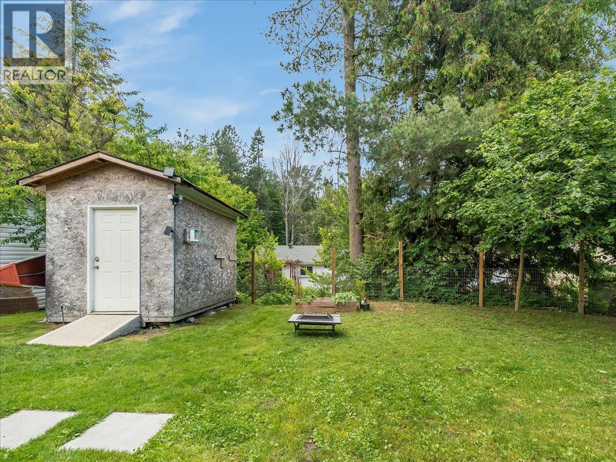 856 7th Avenue, Castlegar, British Columbia  V1N 1R9 - Photo 7 - 10390813