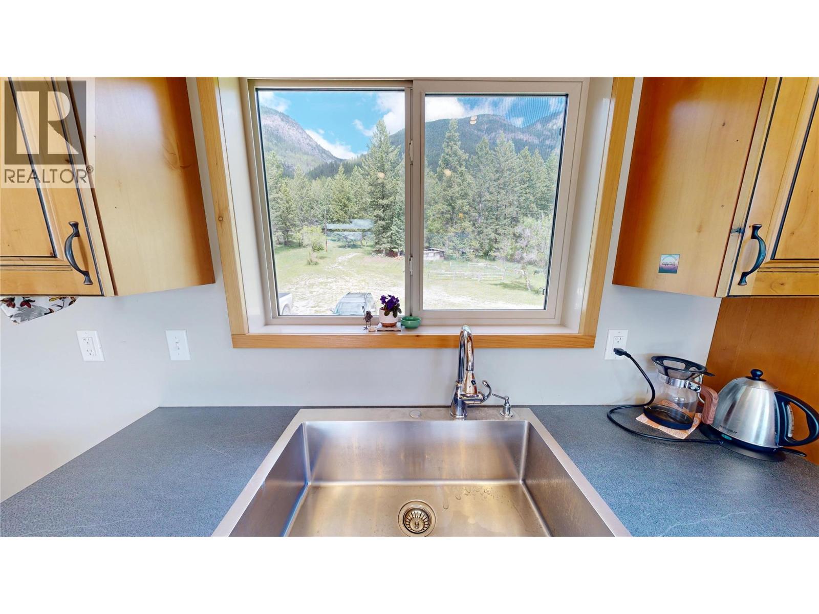 2660 95 Highway, Brisco, British Columbia  V0A 1B0 - Photo 13 - 10390601