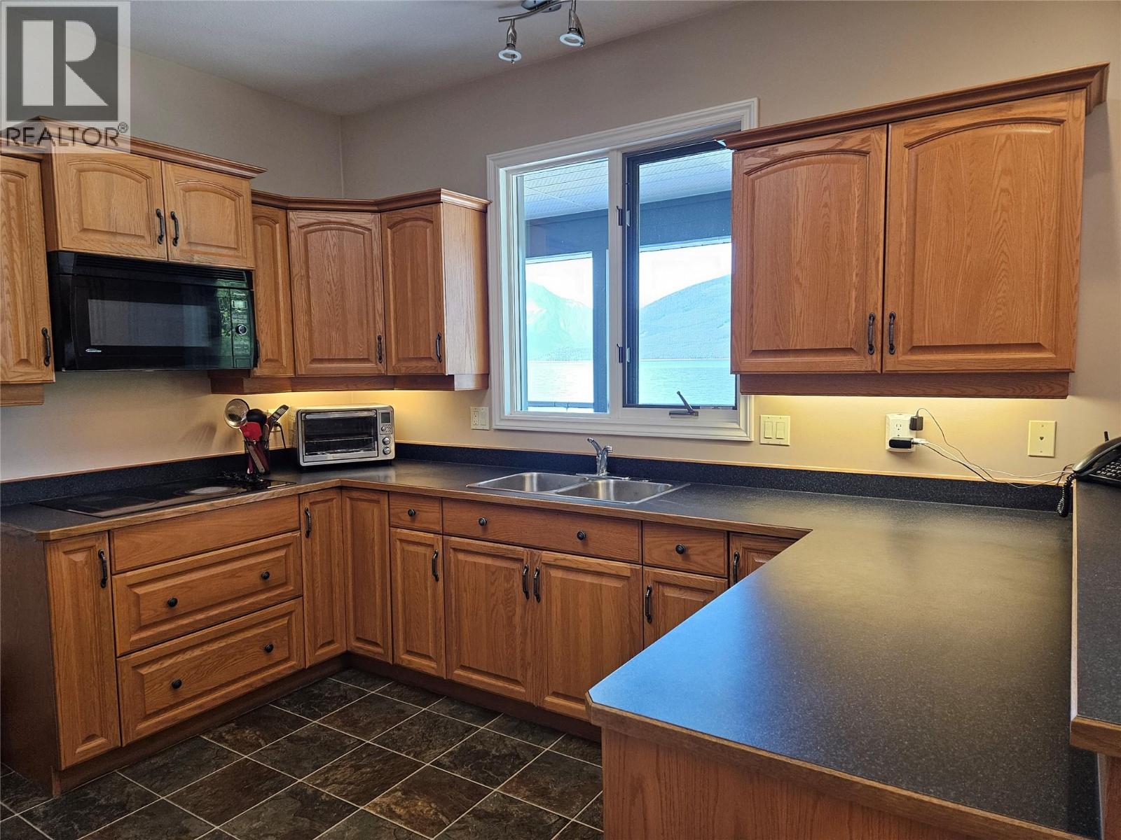 1710 6 Highway, Nakusp, British Columbia  V0G 1R1 - Photo 7 - 10390754
