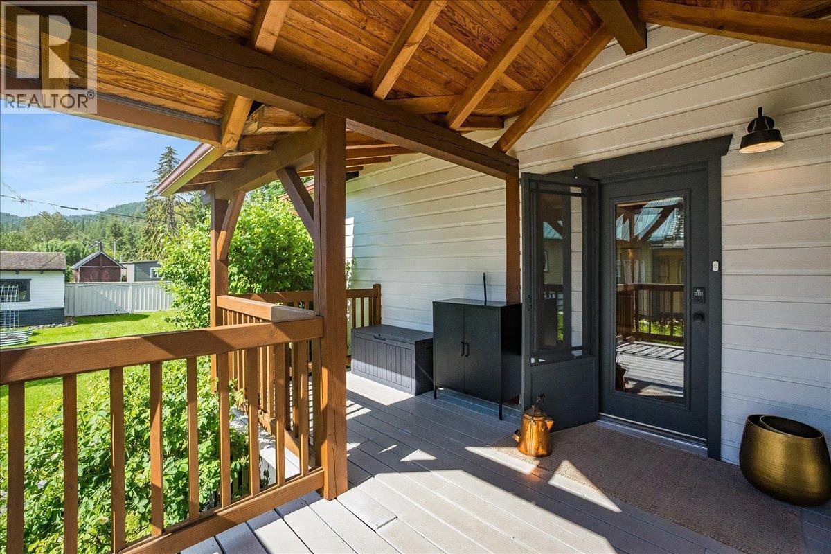 233 D Avenue, Kaslo, British Columbia  V0G 1M0 - Photo 1 - 10390154