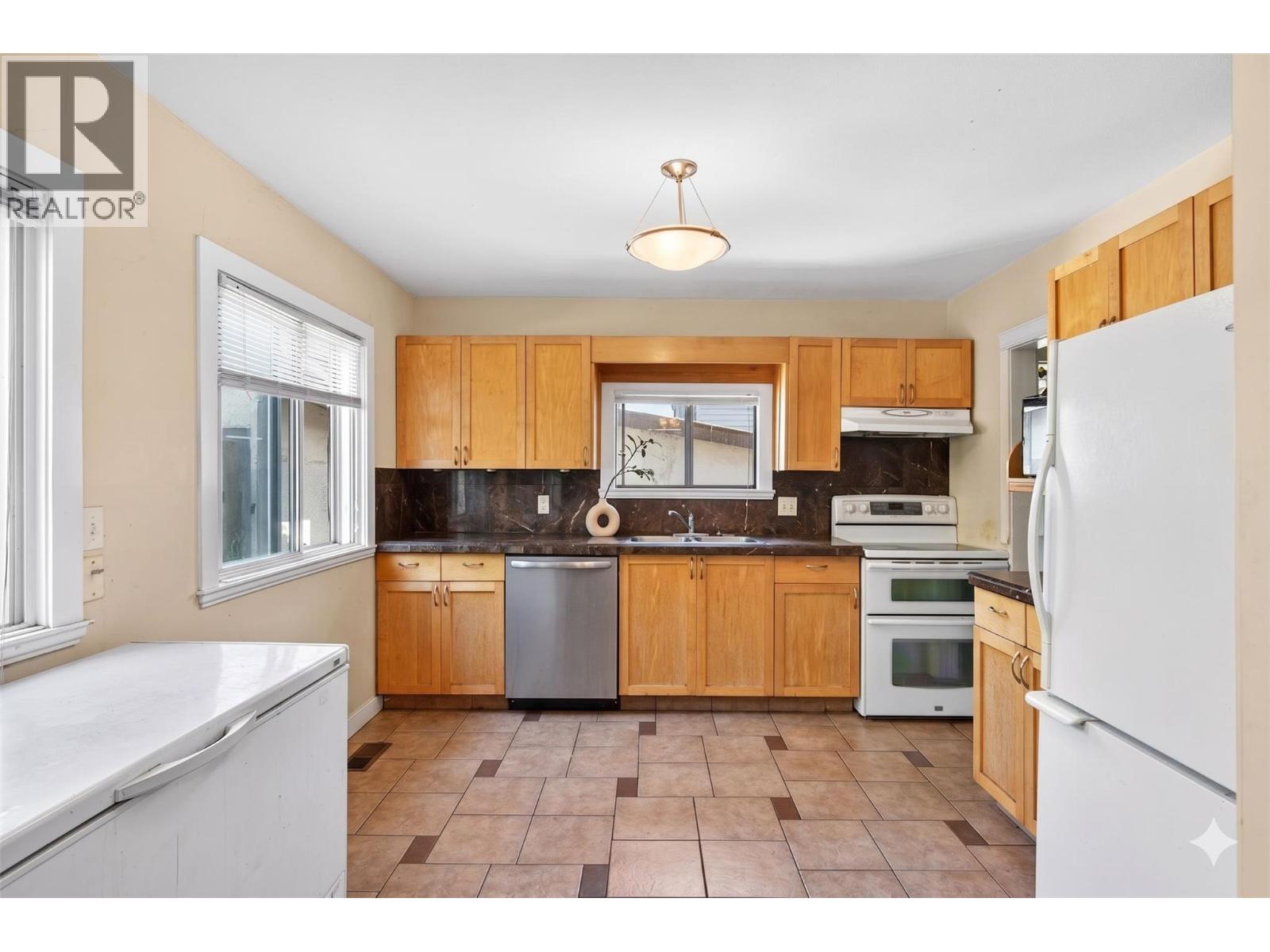2435 Richter Street, Kelowna, British Columbia  V1Y 2P5 - Photo 3 - 10390641