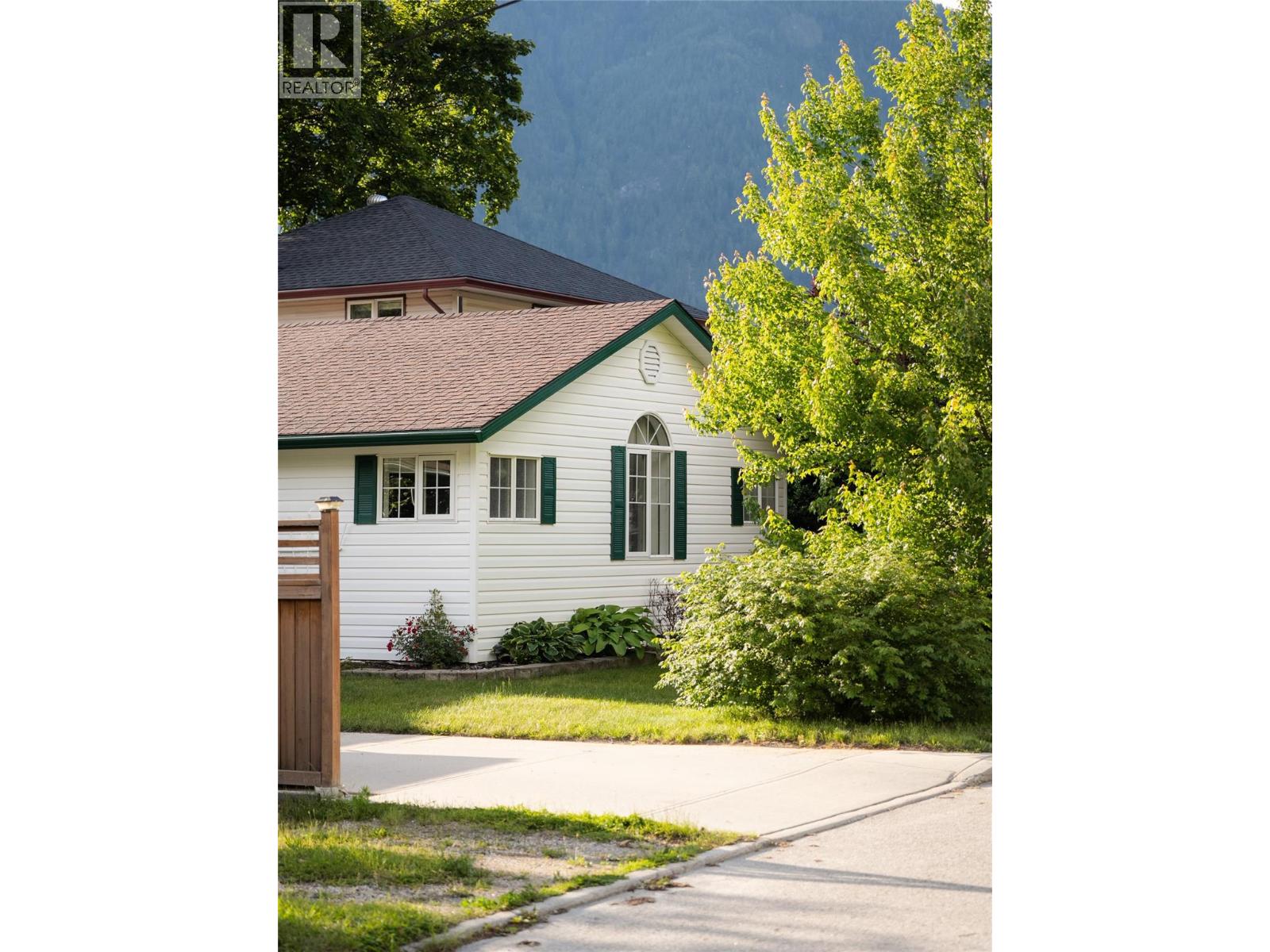 615 Eighth Street, Nelson, British Columbia  V1L 3A6 - Photo 3 - 10390503
