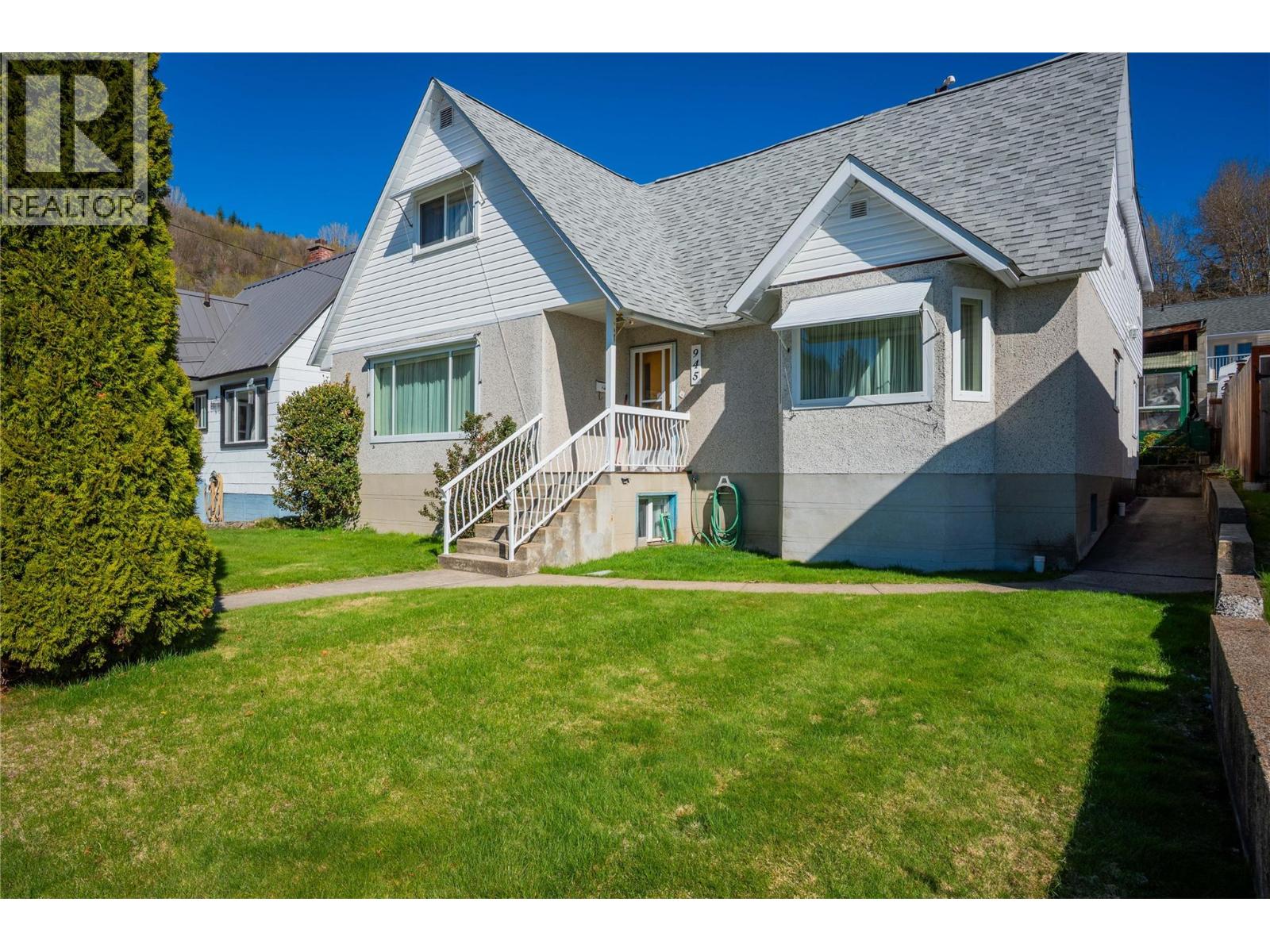 945 Thackeray Street, warfield, British Columbia