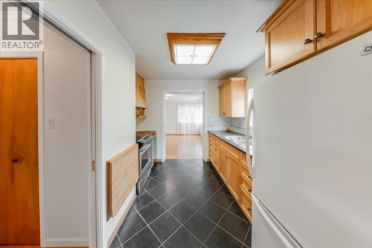 945 Thackeray Street, Warfield, British Columbia  V1R 2C3 - Photo 5 - 10390270