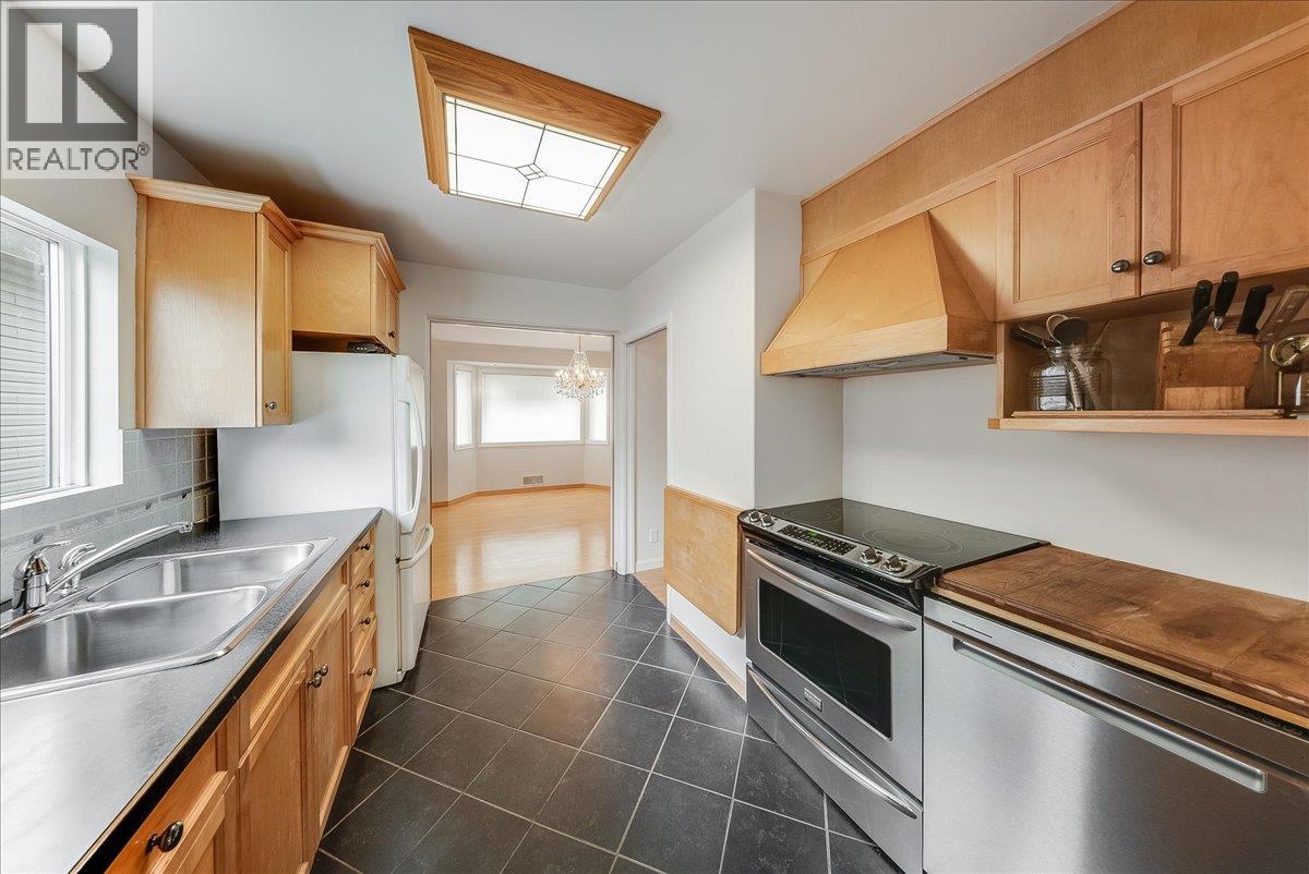 945 Thackeray Street, Warfield, British Columbia  V1R 2C3 - Photo 6 - 10390270