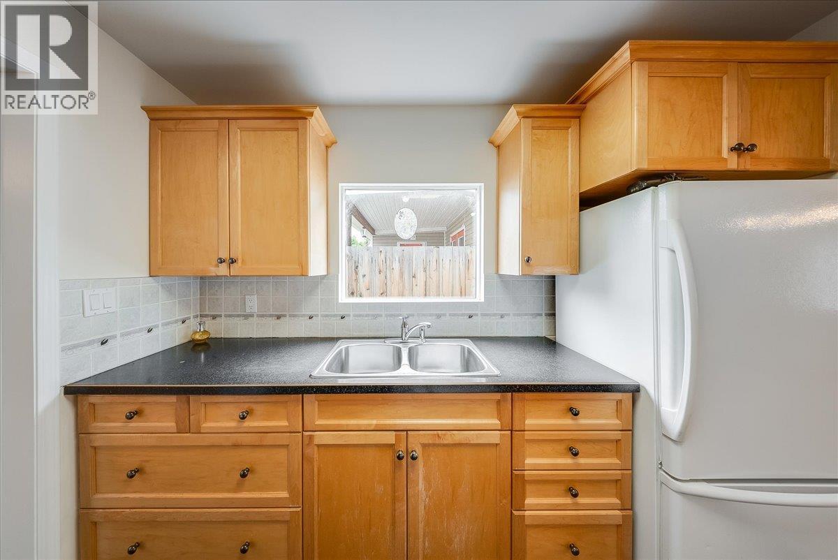 945 Thackeray Street, Warfield, British Columbia  V1R 2C3 - Photo 7 - 10390270