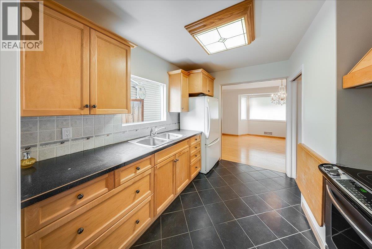945 Thackeray Street, Warfield, British Columbia  V1R 2C3 - Photo 8 - 10390270