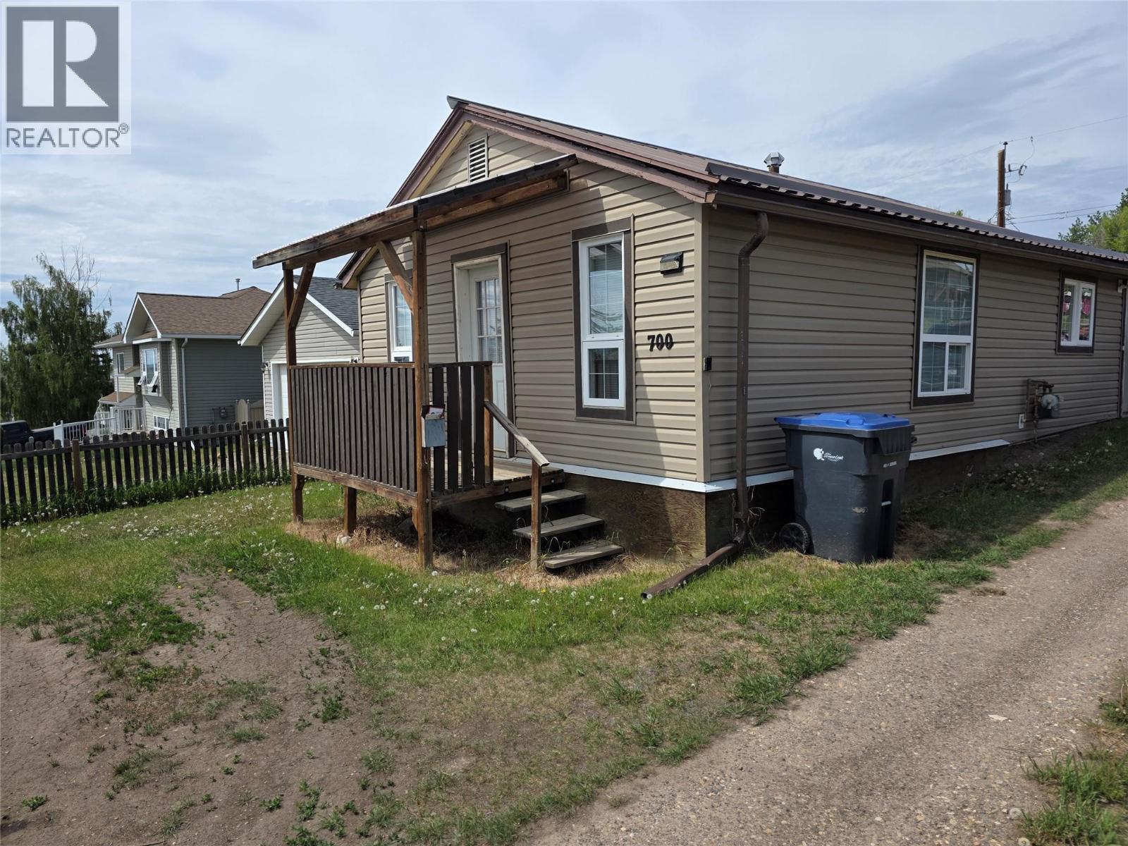 700 99 Avenue, Dawson Creek, British Columbia  V1G 1T4 - Photo 1 - 10390908