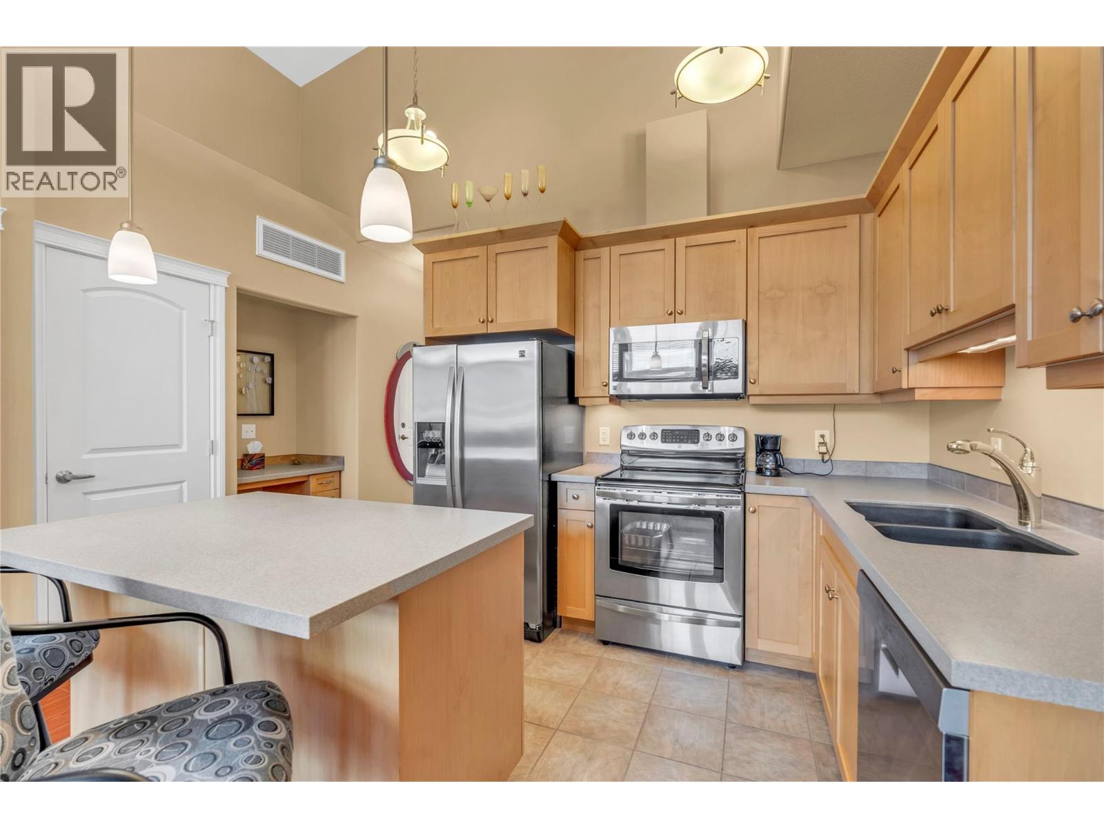 3313 Wilson Street Unit# 406, Penticton, British Columbia  V2A 8J3 - Photo 2 - 10390935