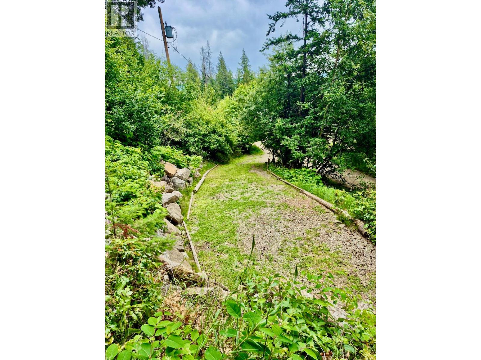 7547 Golden Spur Trail, Anglemont, British Columbia  V0E 1M8 - Photo 6 - 10390702