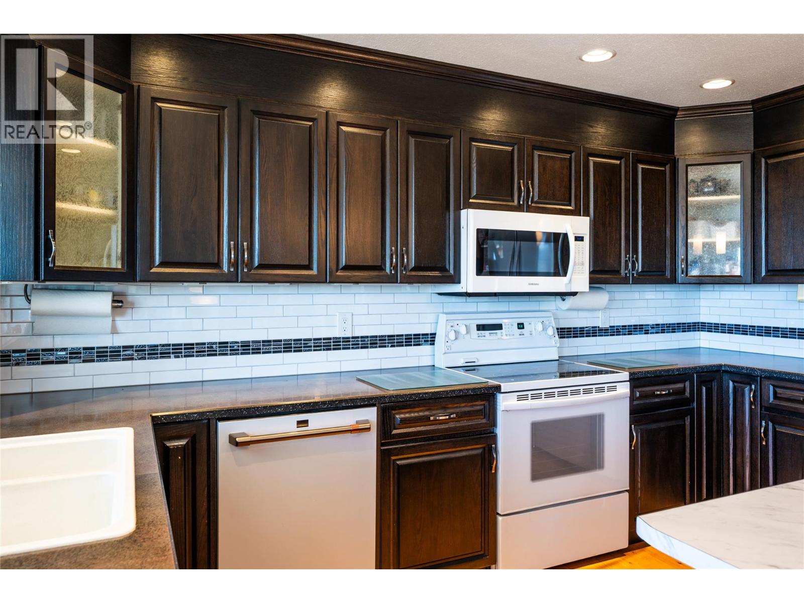 2030 Van Horne Drive Unit# 32, Kamloops, British Columbia  V1S 1P6 - Photo 8 - 10390957