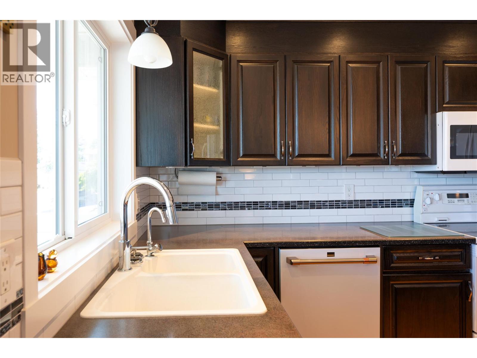 2030 Van Horne Drive Unit# 32, Kamloops, British Columbia  V1S 1P6 - Photo 9 - 10390957