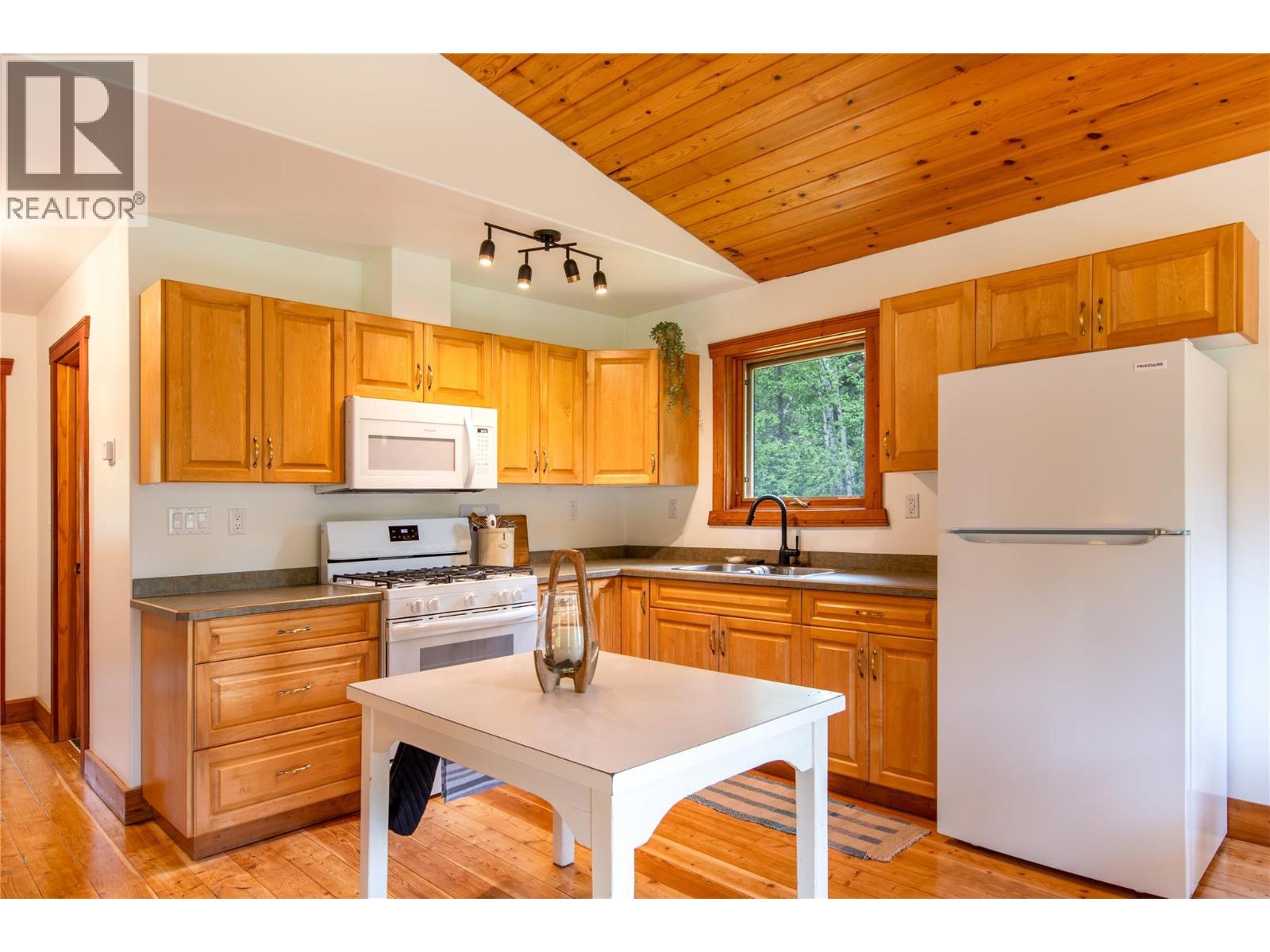 2415 Kettleston Road, Golden, British Columbia  V0A 1H1 - Photo 5 - 10390585