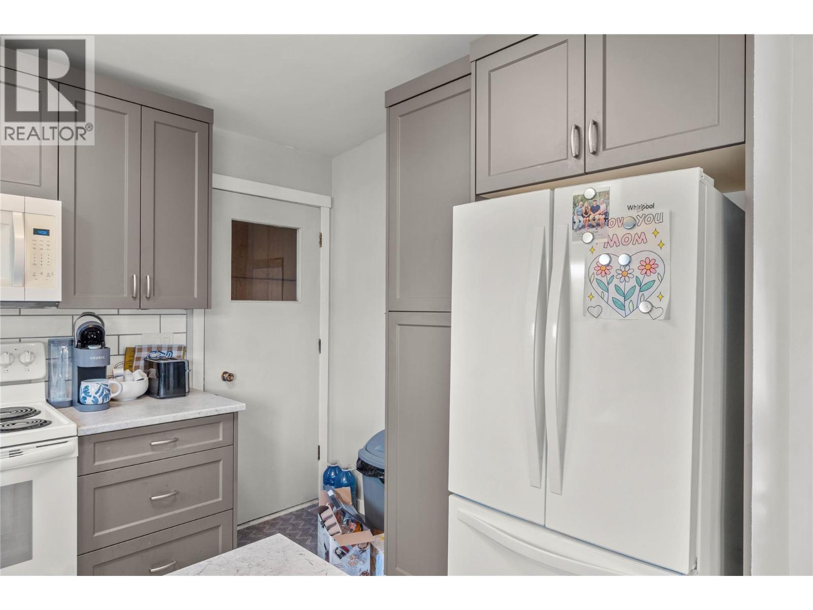 745 Kelly Drive, Kamloops, British Columbia  V2B 4G5 - Photo 3 - 10390186