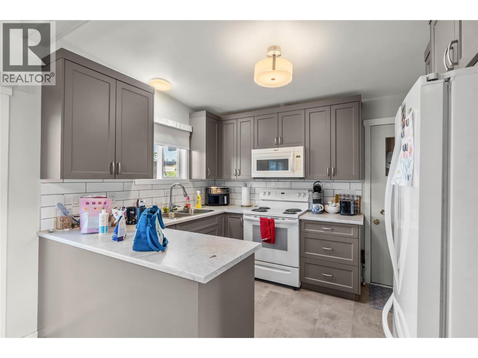 745 Kelly Drive, Kamloops, British Columbia  V2B 4G5 - Photo 4 - 10390186