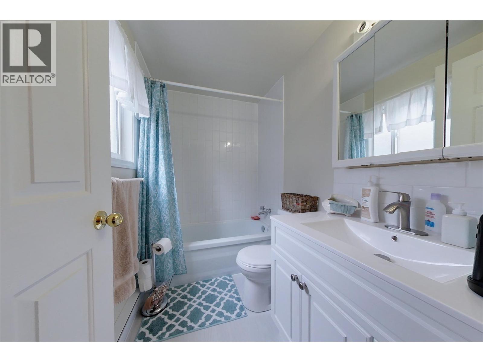 301 Fowler Street, Riondel, British Columbia  V0B 2B0 - Photo 16 - 10391102