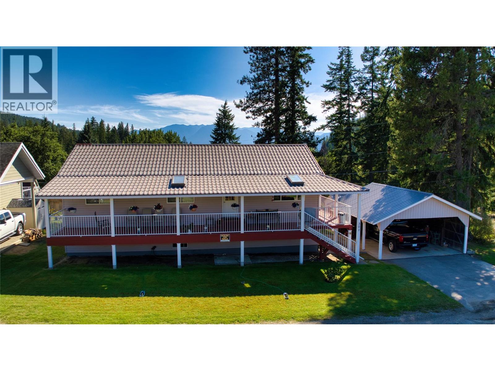 301 Fowler Street, Riondel, British Columbia  V0B 2B0 - Photo 2 - 10391102