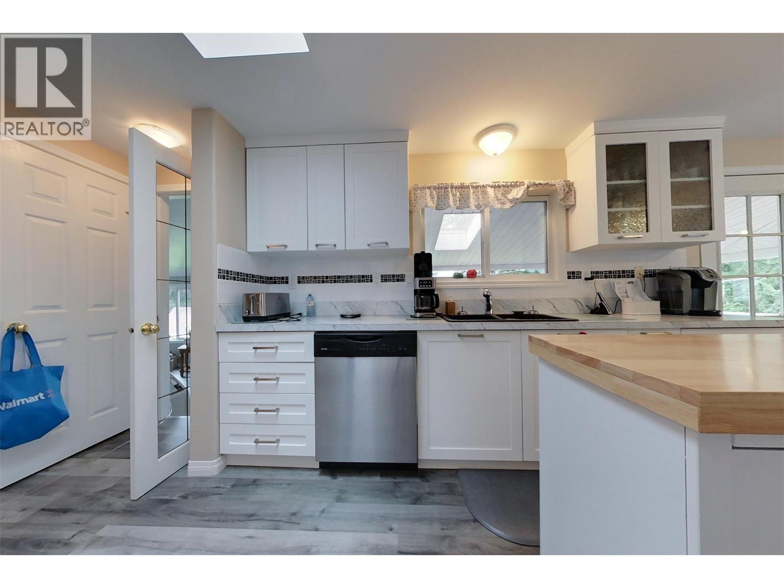 301 Fowler Street, Riondel, British Columbia  V0B 2B0 - Photo 8 - 10391102