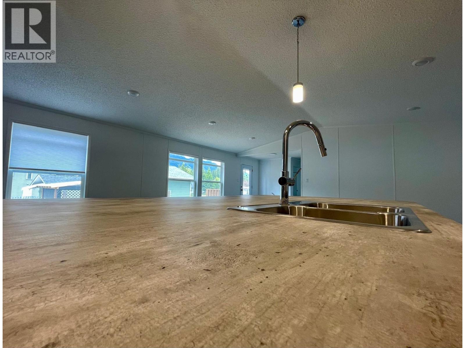 10 Chimo Crescent, Elkford, British Columbia  V0B 1H0 - Photo 10 - 10388974