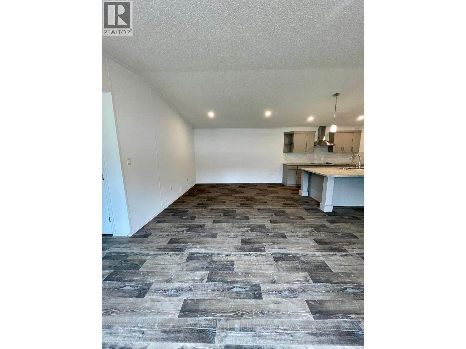 10 Chimo Crescent, Elkford, British Columbia  V0B 1H0 - Photo 11 - 10388974