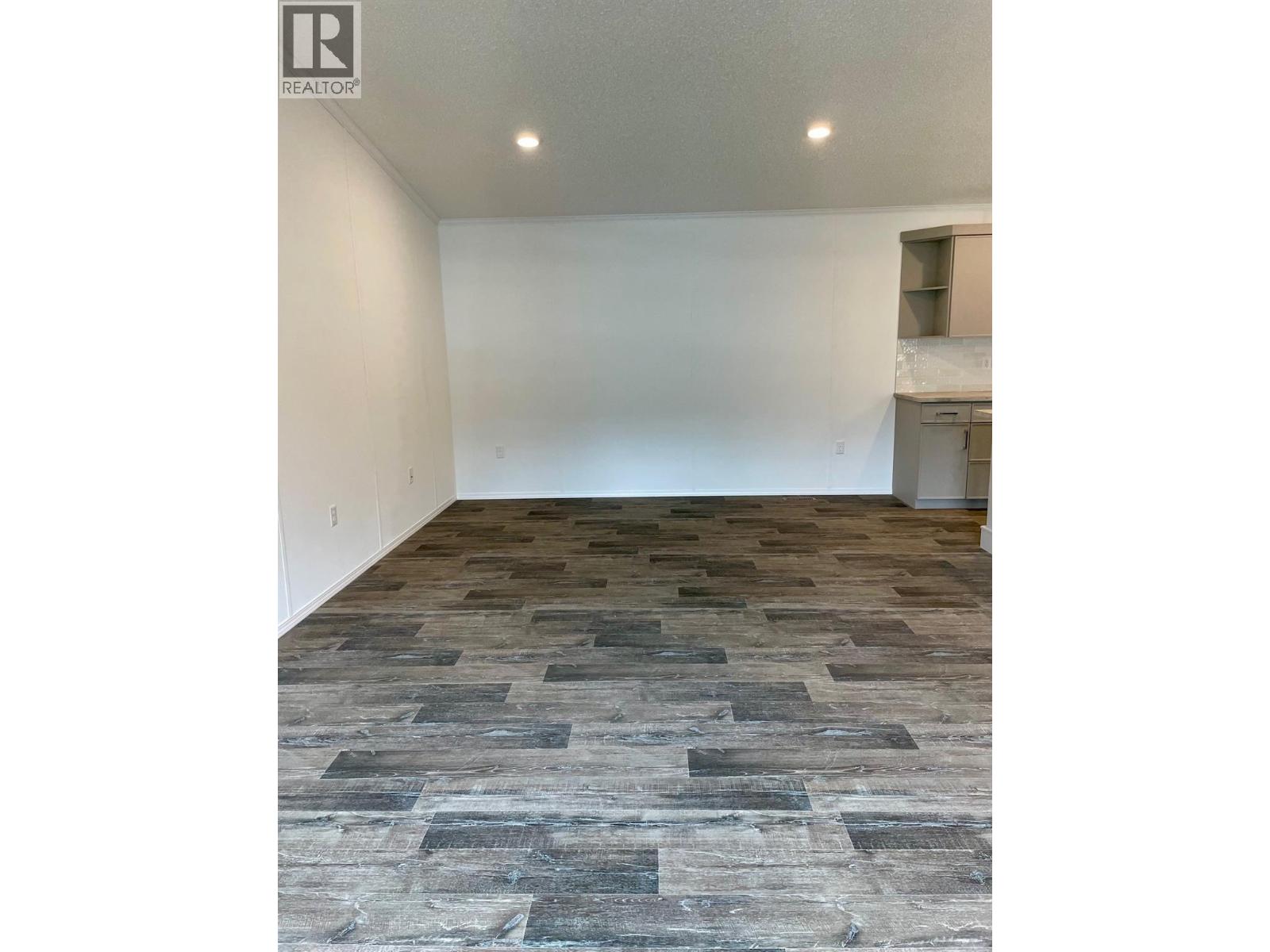 10 Chimo Crescent, Elkford, British Columbia  V0B 1H0 - Photo 13 - 10388974
