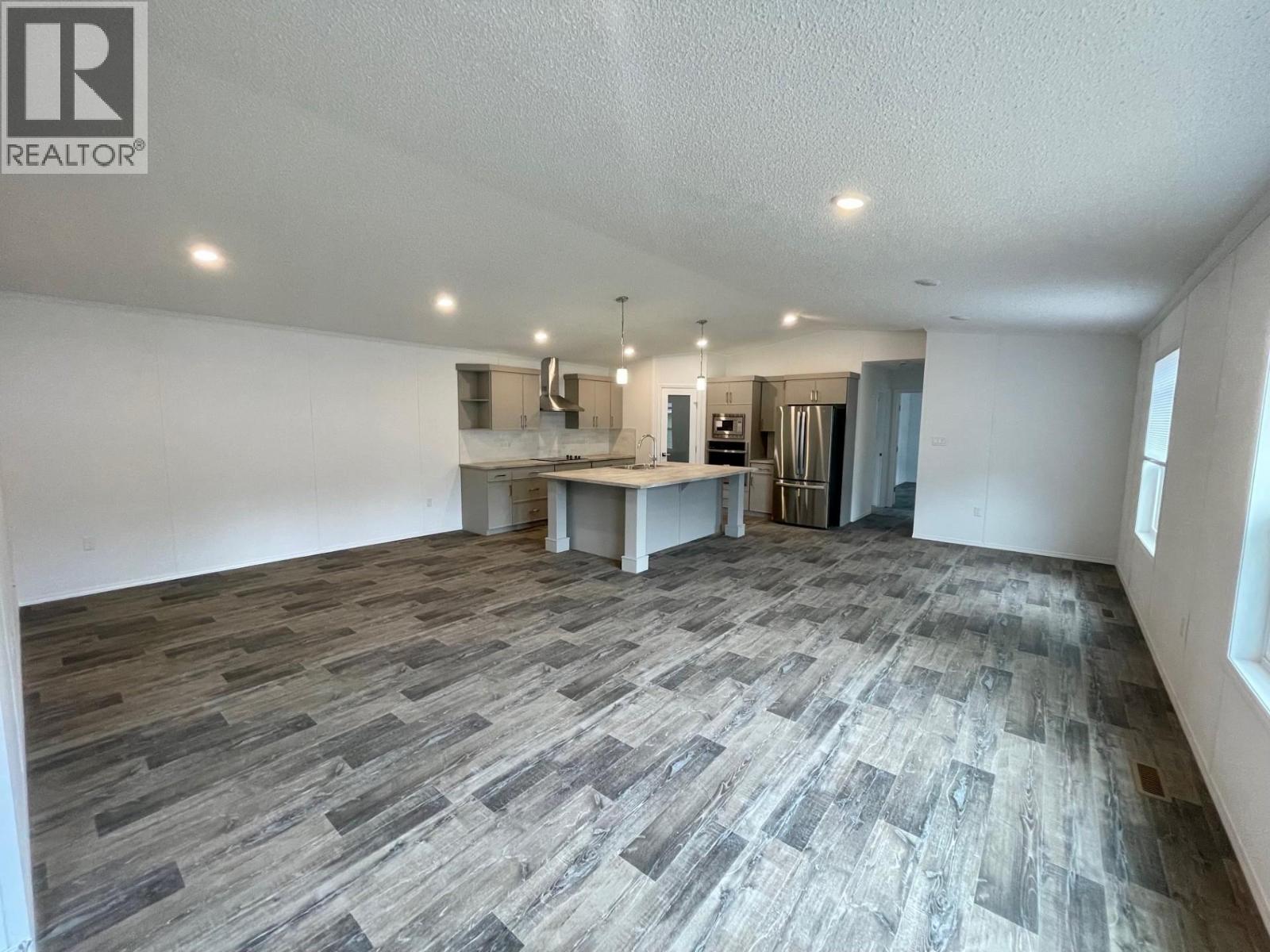10 Chimo Crescent, Elkford, British Columbia  V0B 1H0 - Photo 3 - 10388974