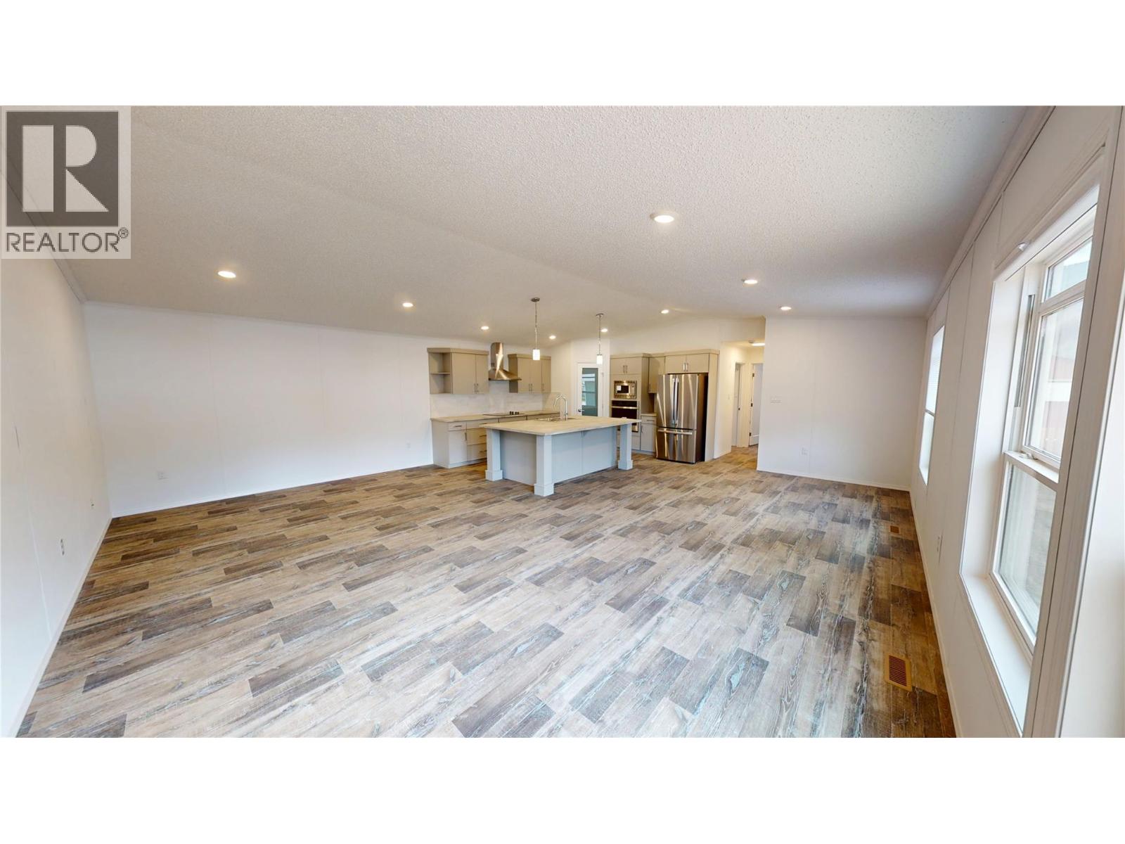 10 Chimo Crescent, Elkford, British Columbia  V0B 1H0 - Photo 4 - 10388974