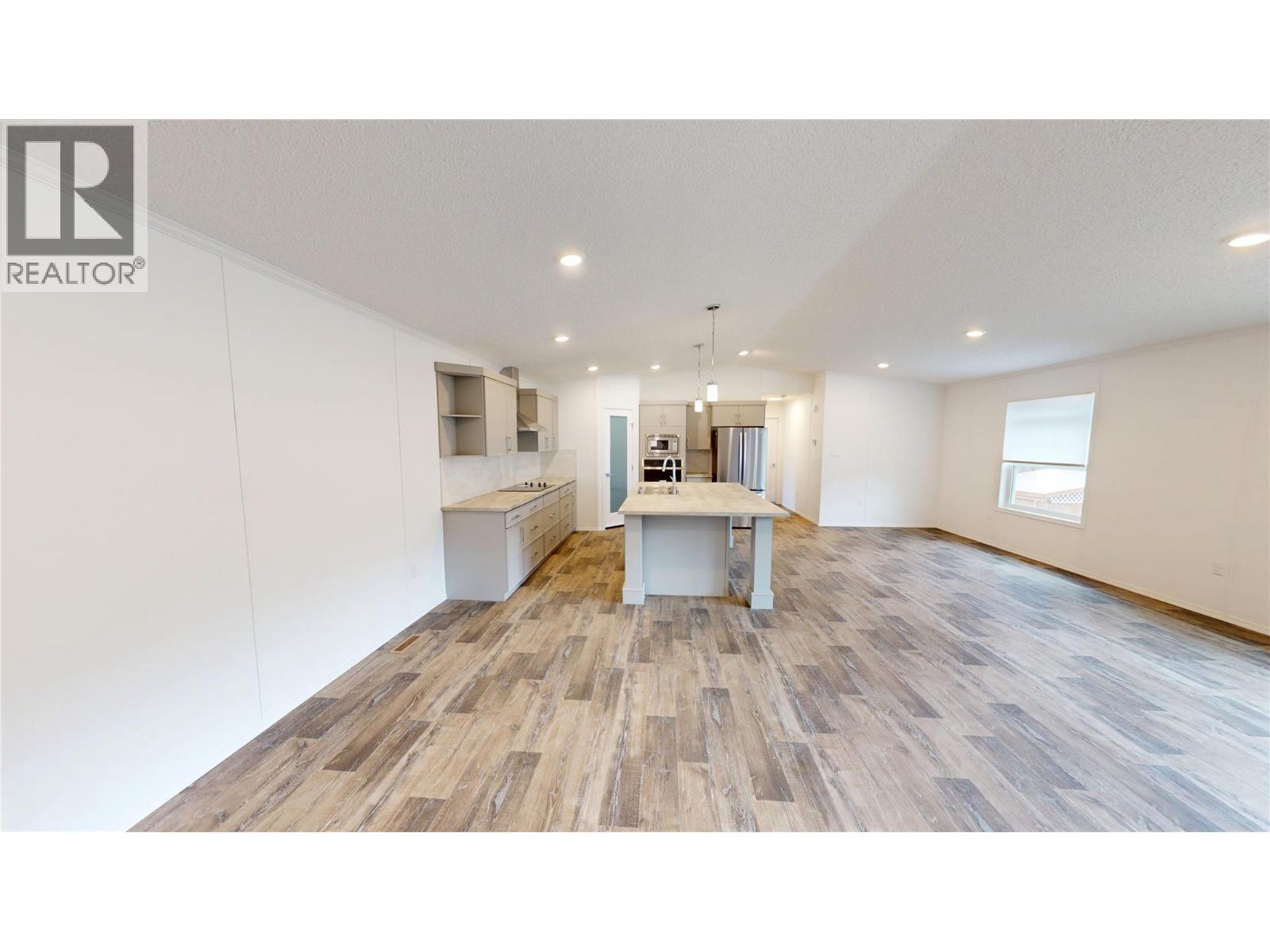 10 Chimo Crescent, Elkford, British Columbia  V0B 1H0 - Photo 6 - 10388974