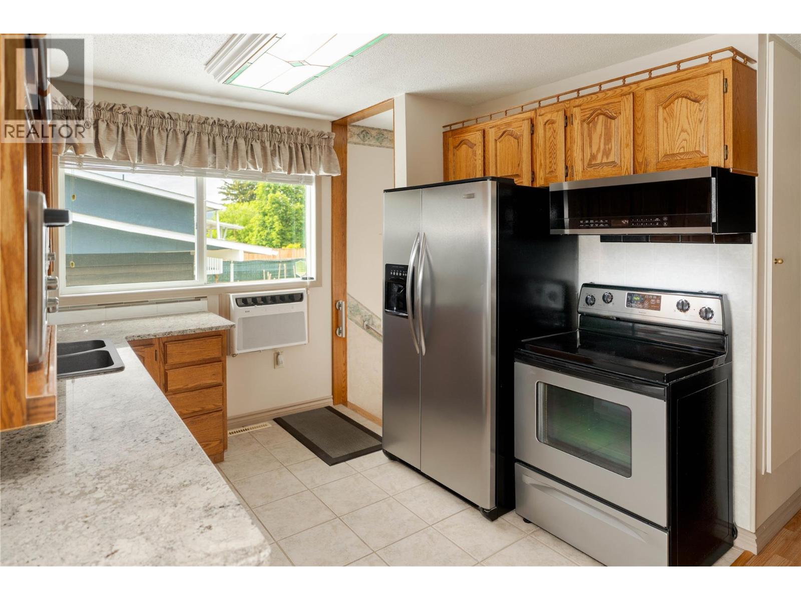702 Hollydell Road, Kelowna, British Columbia  V1X 1L5 - Photo 4 - 10390712