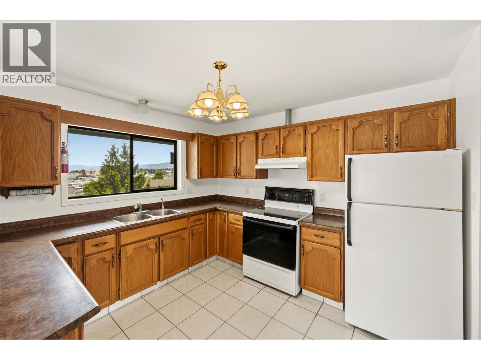 174 Adamson Court, Penticton, British Columbia  V2A 7R8 - Photo 10 - 10390946