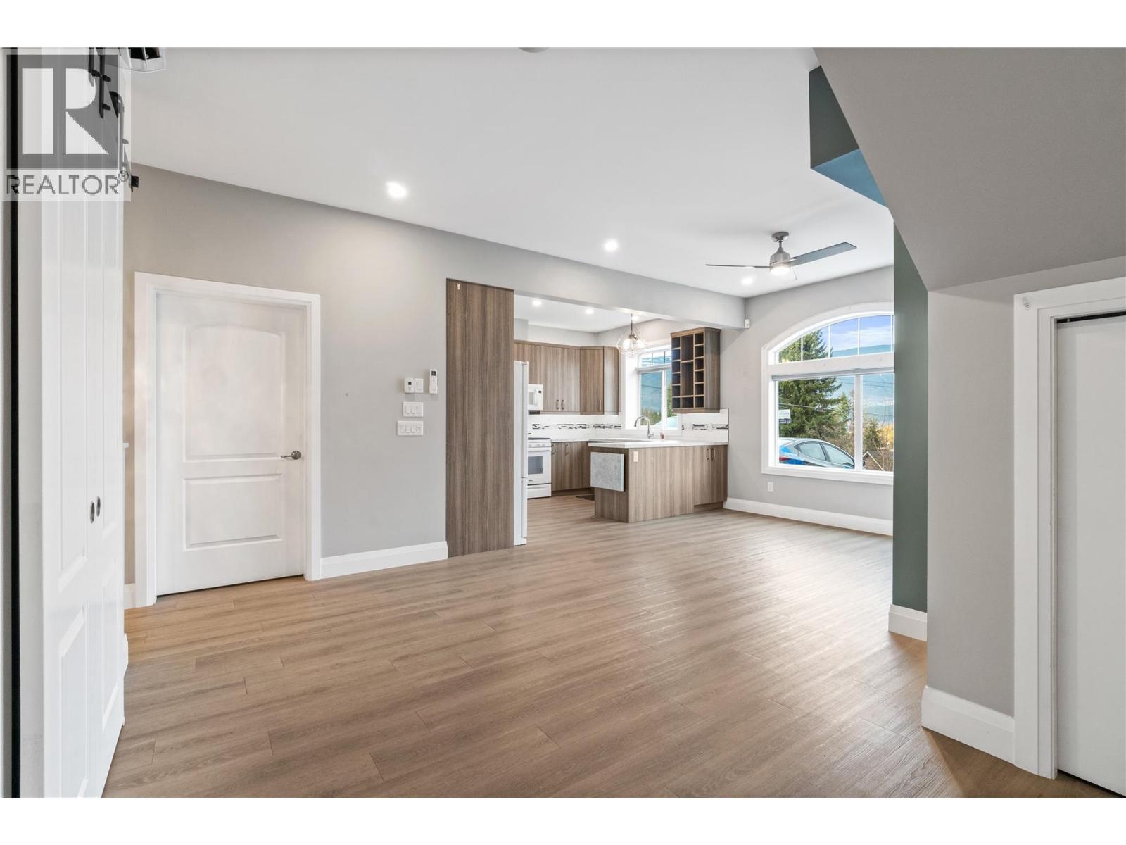 1070 1 Street Se Unit# 37, Salmon Arm, British Columbia  V1E 0B6 - Photo 5 - 10391089