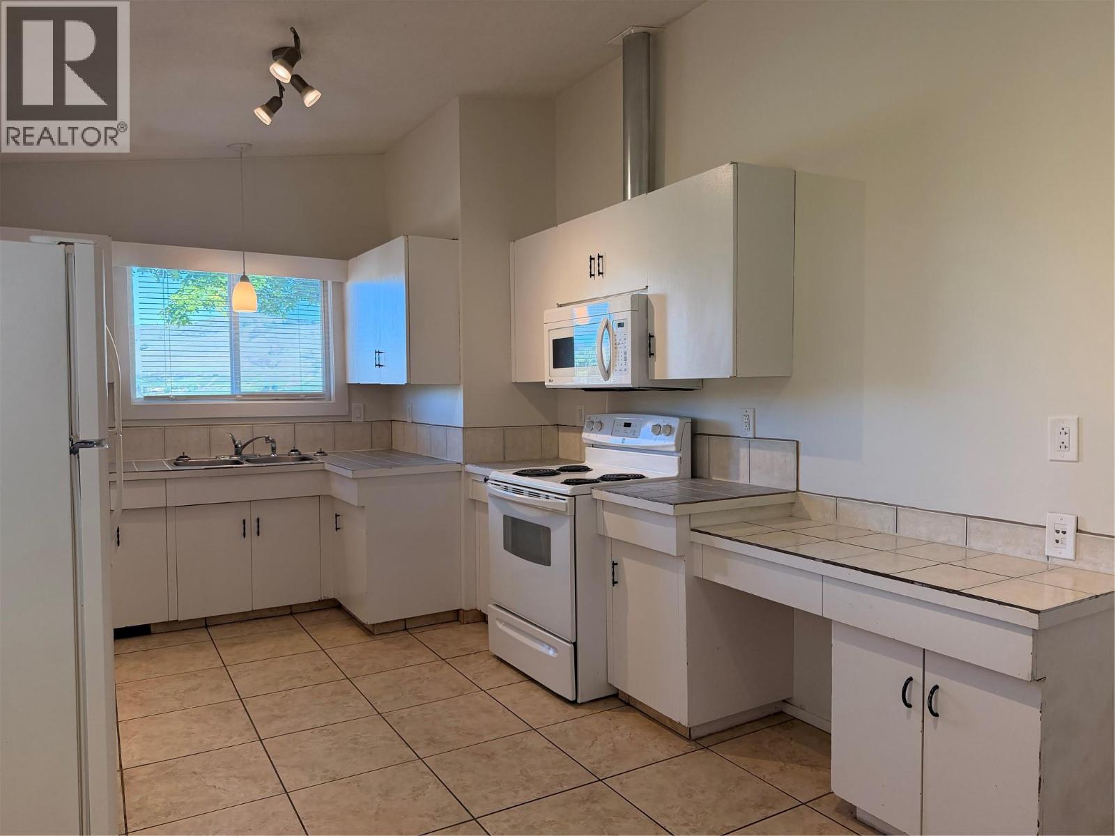 1601 37th Street, Vernon, British Columbia  V1T 6G2 - Photo 5 - 10391109