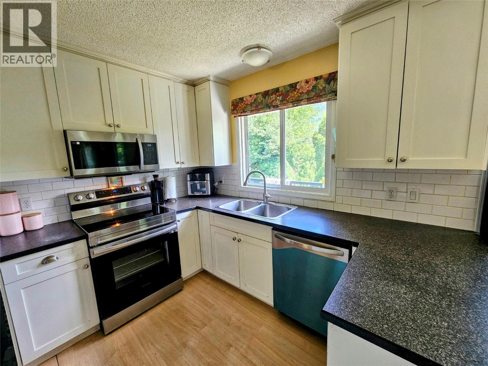 837 9th Street, Montrose, British Columbia  V0G 1P0 - Photo 10 - 10390920