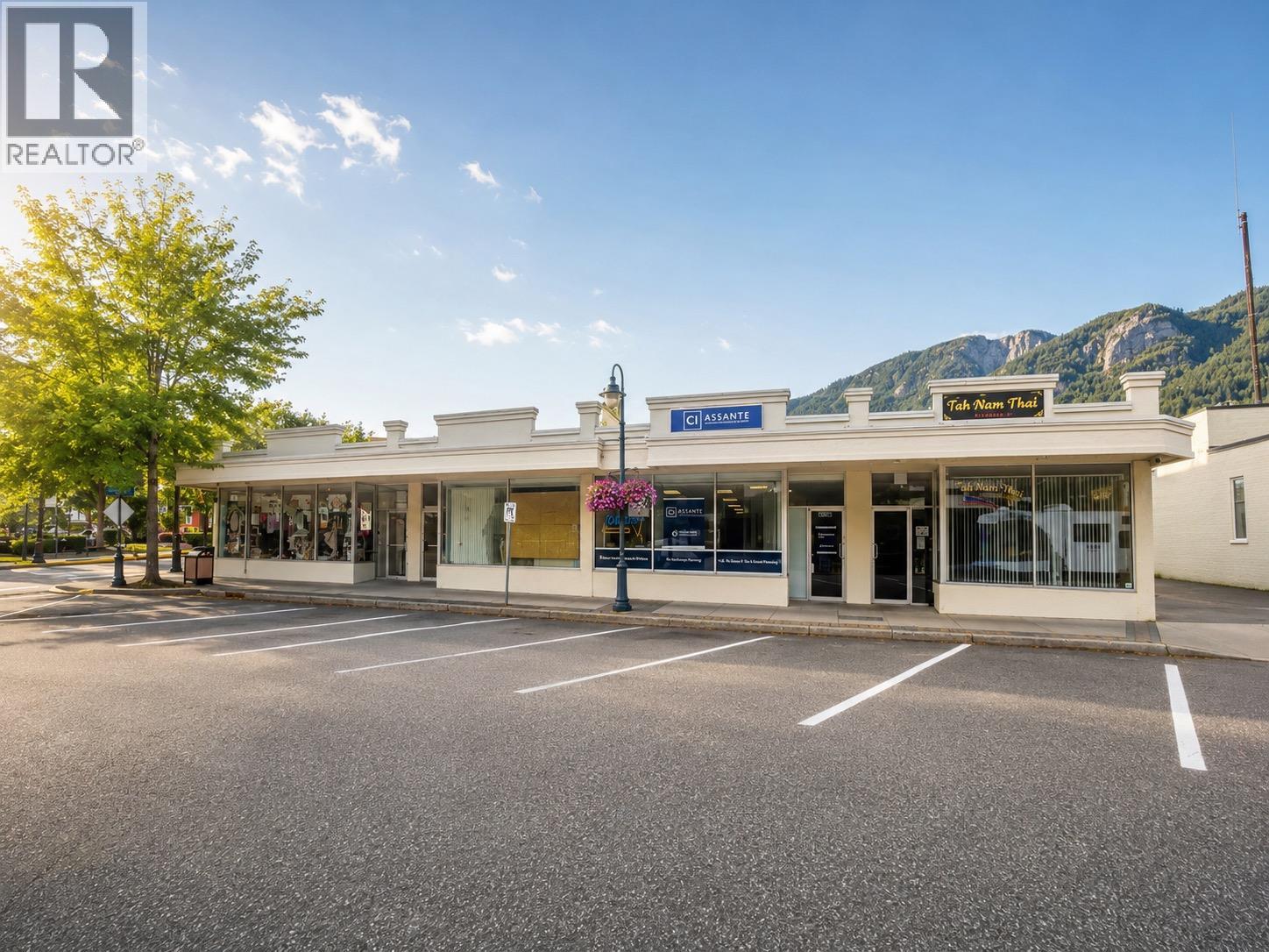 1127 4th Street, Castlegar, British Columbia  V1N 2A8 - Photo 2 - 10390936