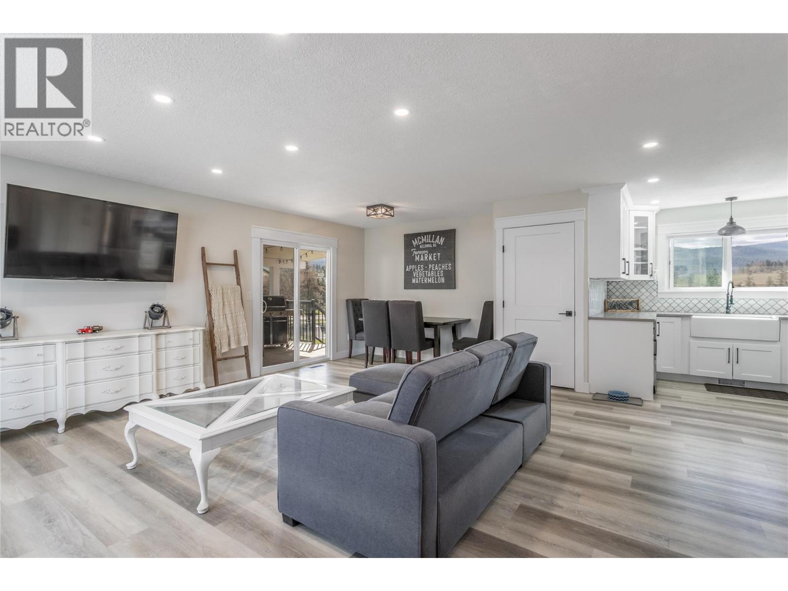 1559 Duncan Court, Kelowna, British Columbia  V1P 1L2 - Photo 4 - 10390486