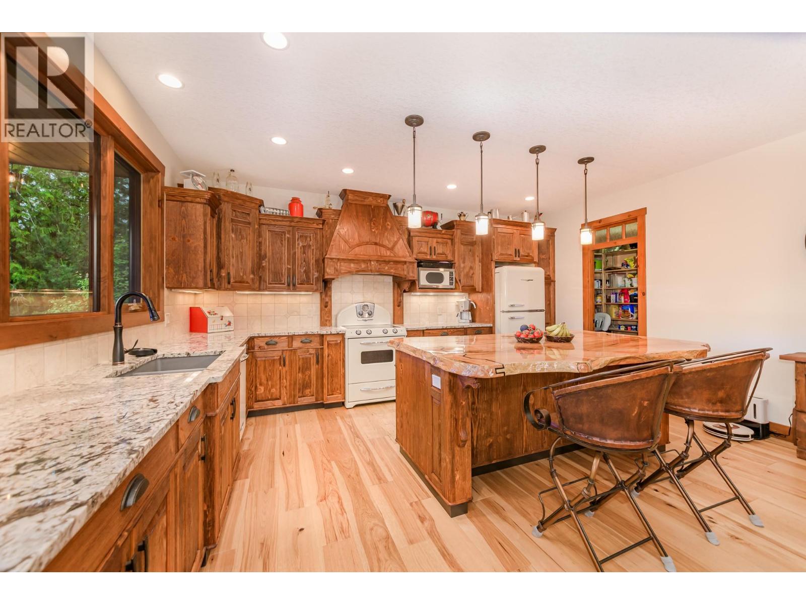 82 Walker Road, Enderby, British Columbia  V0E 1V5 - Photo 12 - 10390663