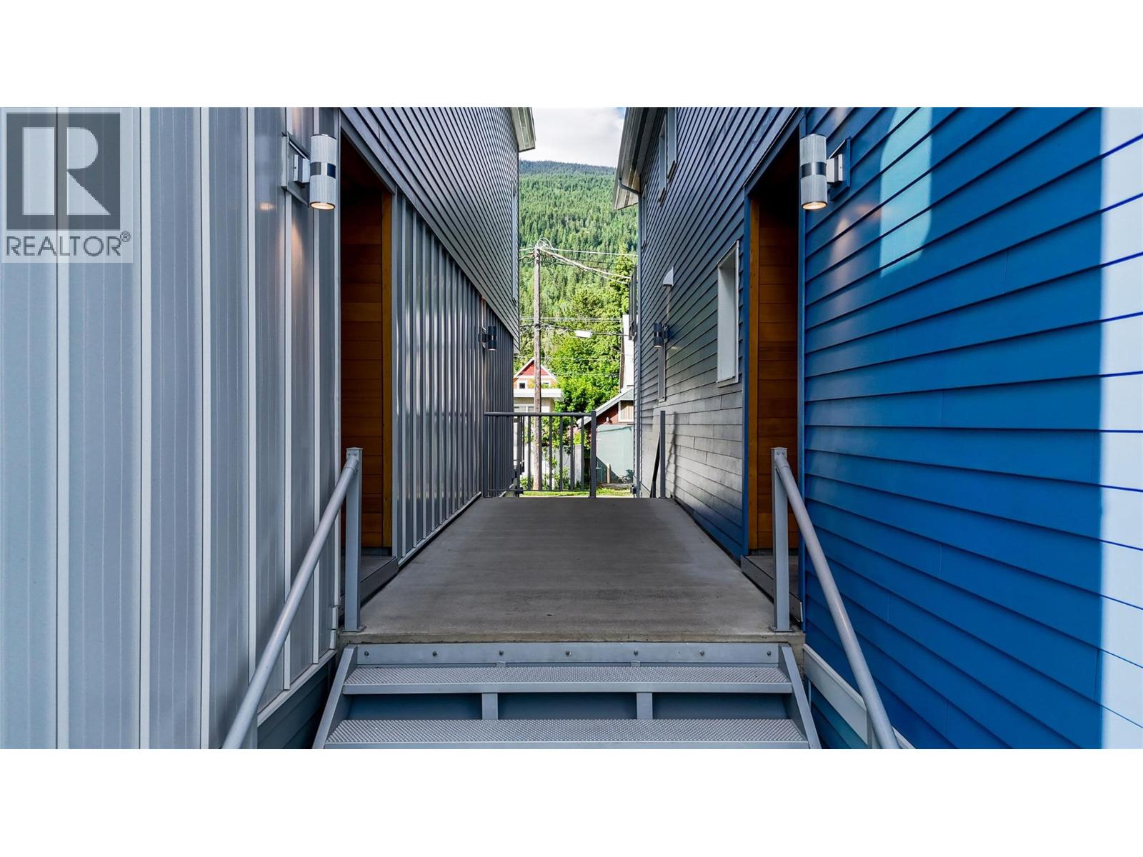 410 Fourth Street W, Revelstoke, British Columbia  V0E 2S0 - Photo 5 - 10390521