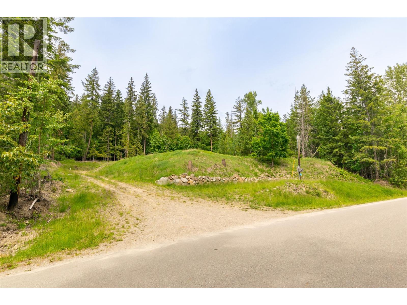 7503 Estate Drive, Anglemont, British Columbia  V0E 1M8 - Photo 12 - 10389466