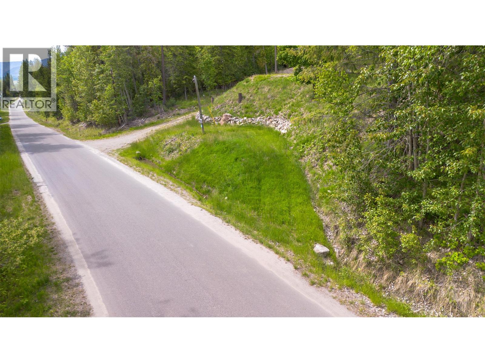 7503 Estate Drive, Anglemont, British Columbia  V0E 1M8 - Photo 13 - 10389466