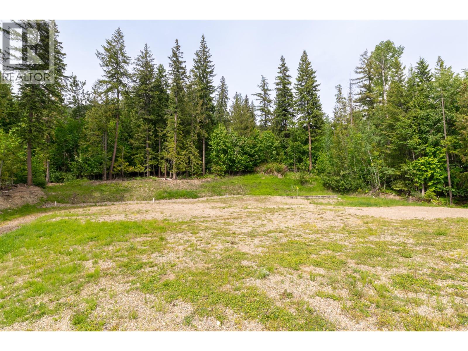 7503 Estate Drive, Anglemont, British Columbia  V0E 1M8 - Photo 5 - 10389466
