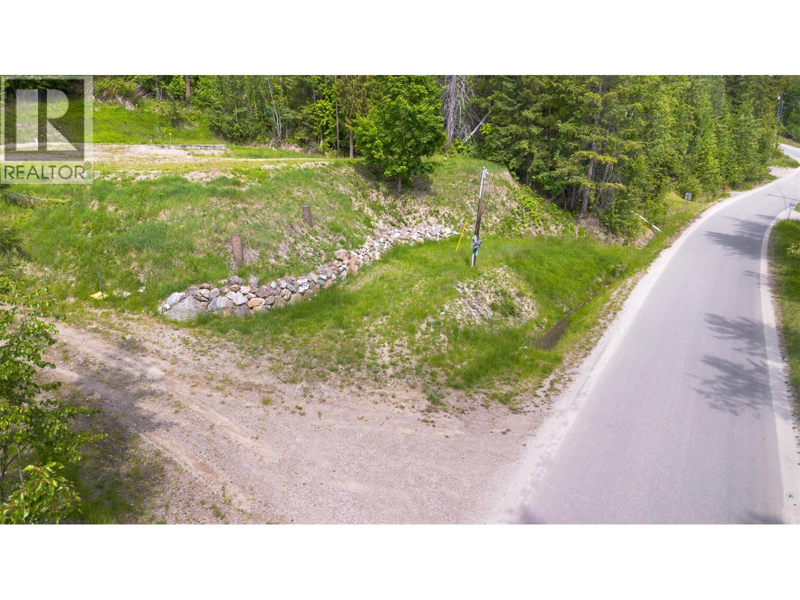 7503 Estate Drive, Anglemont, British Columbia  V0E 1M8 - Photo 7 - 10389466