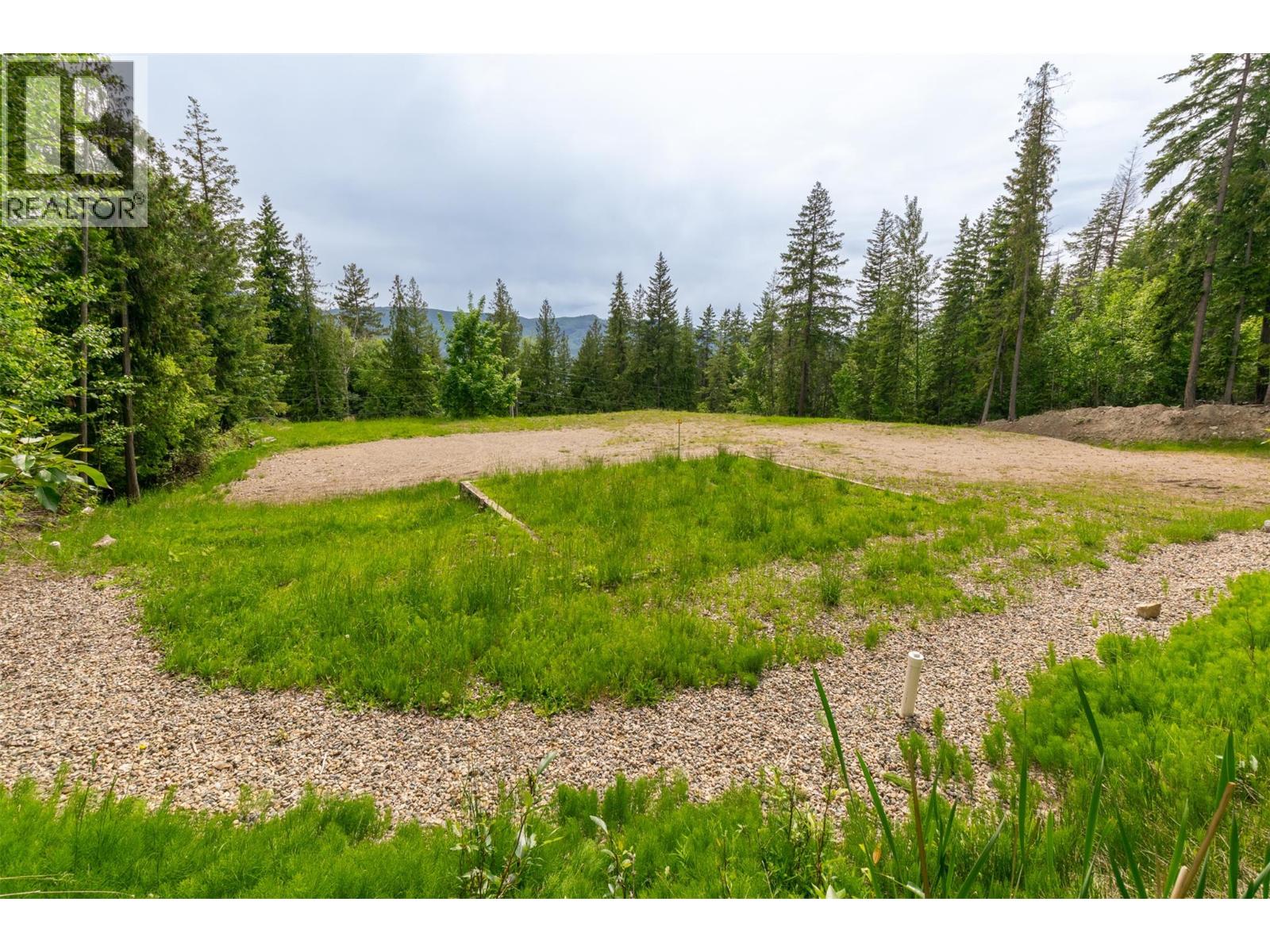 7503 Estate Drive, Anglemont, British Columbia  V0E 1M8 - Photo 9 - 10389466