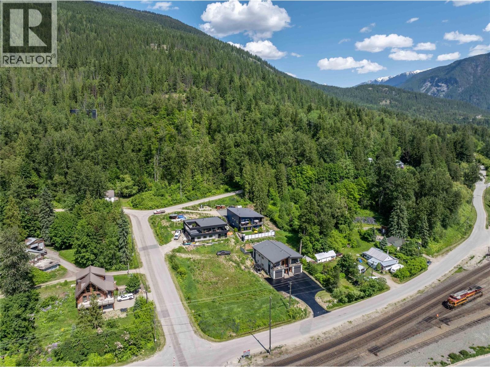 98 Track Street, Revelstoke, British Columbia  V0E 2S0 - Photo 2 - 10390859