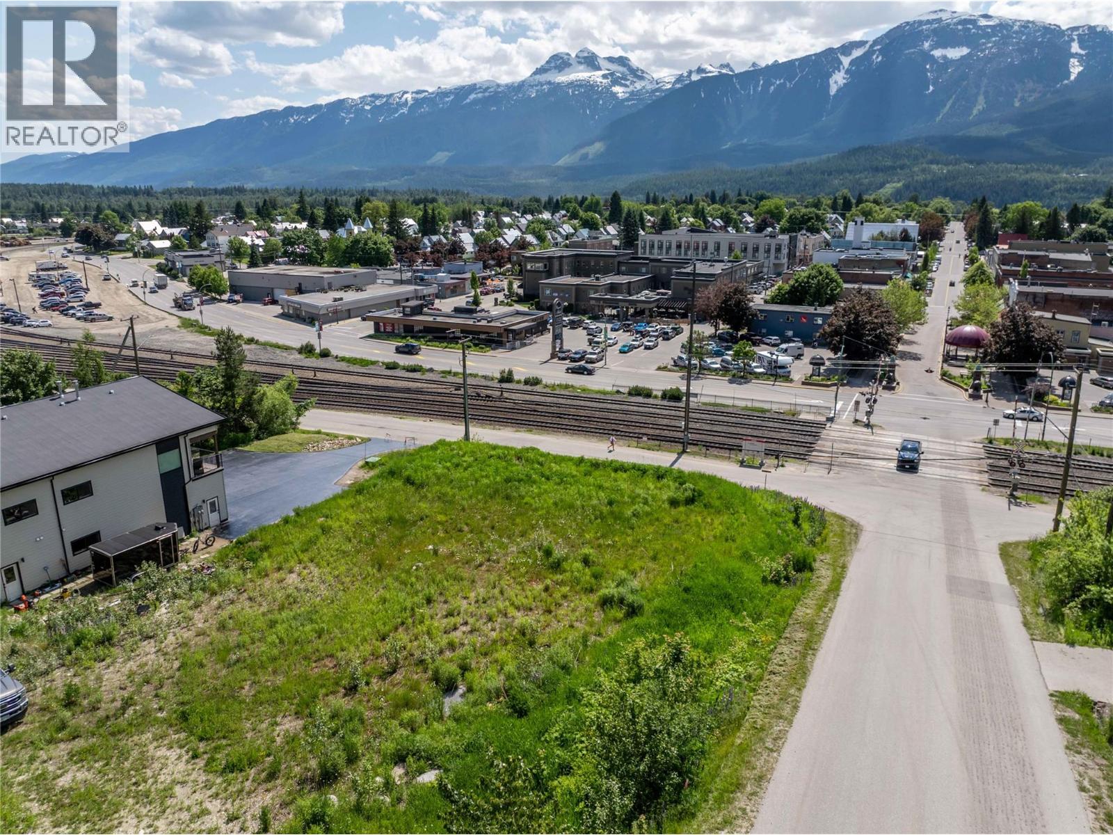 98 Track Street, Revelstoke, British Columbia  V0E 2S0 - Photo 8 - 10390859