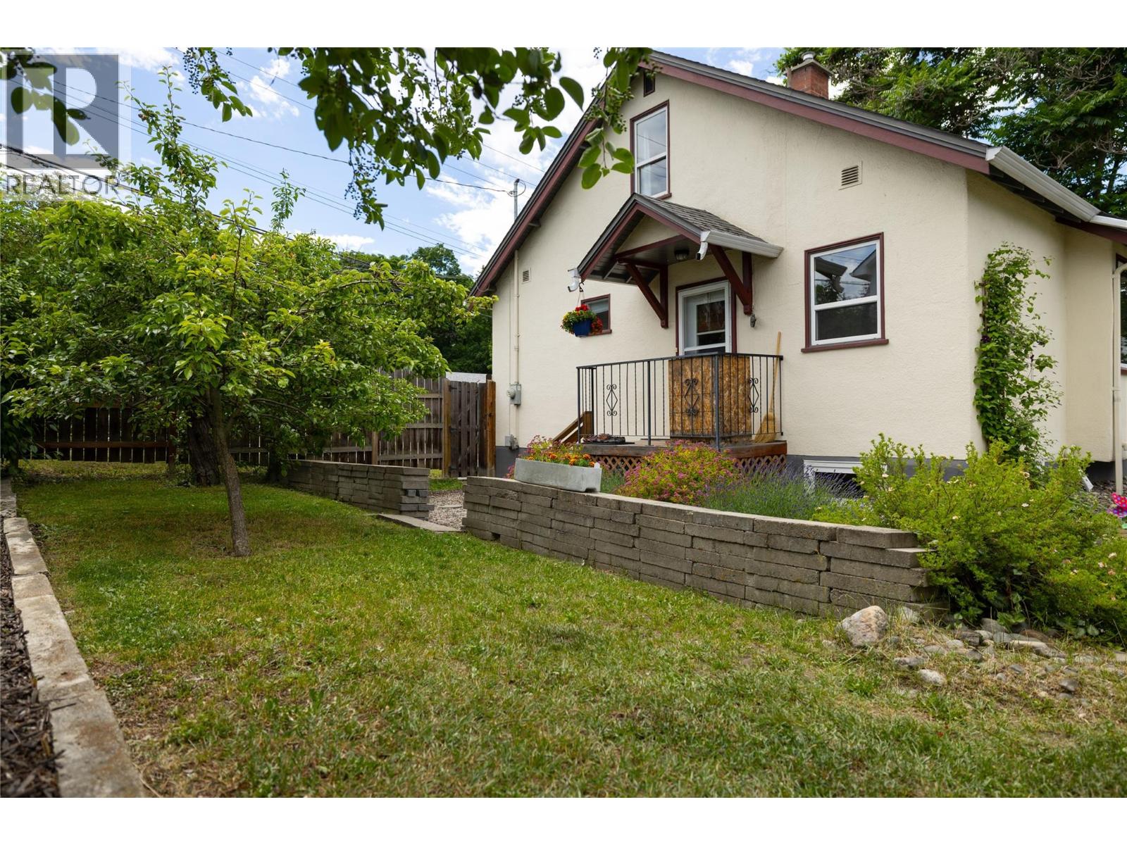 2105 32 Avenue, Vernon, British Columbia  V1T 2K1 - Photo 2 - 10391317