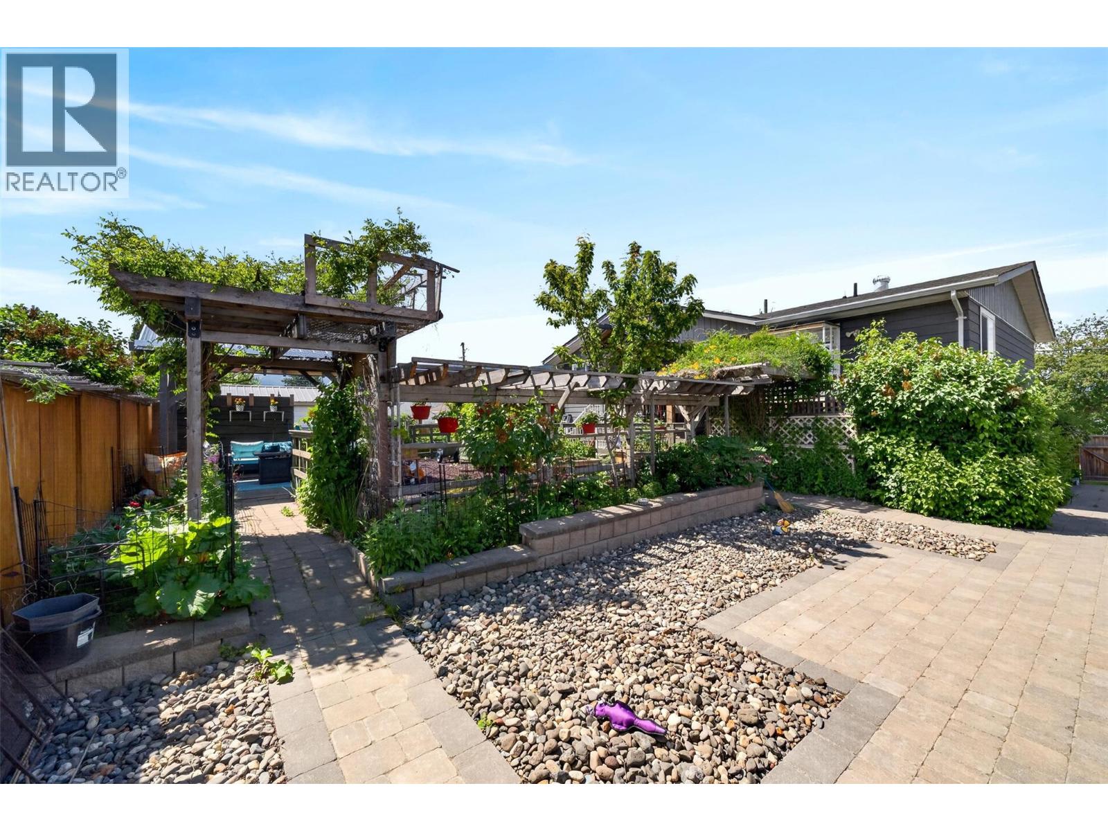 1050 8 Avenue Ne, Salmon Arm, British Columbia  V1E 4A4 - Photo 47 - 10390380