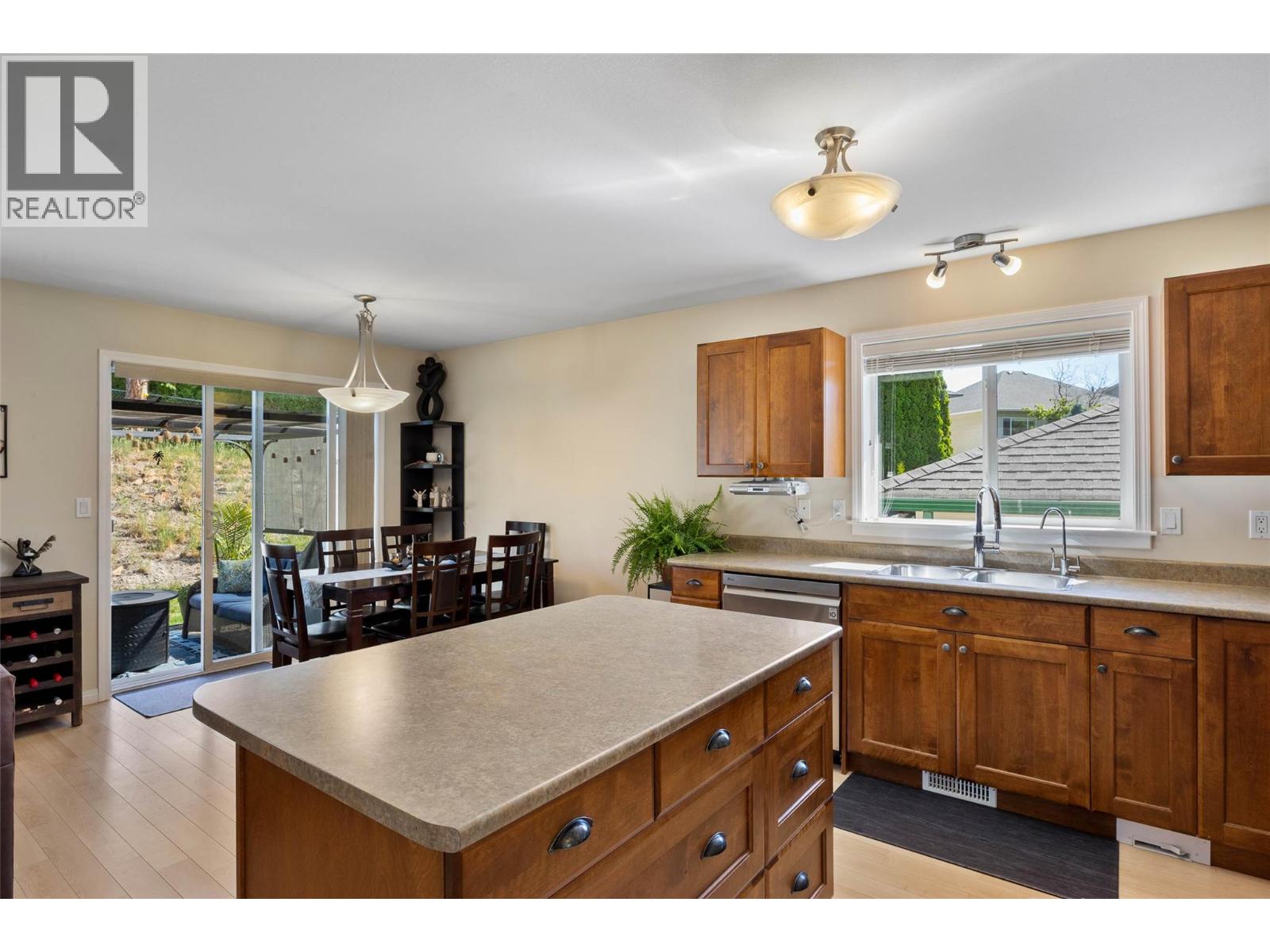 1940 Hillside Drive Unit# 32, Kamloops, British Columbia  V2E 2T3 - Photo 3 - 10391224