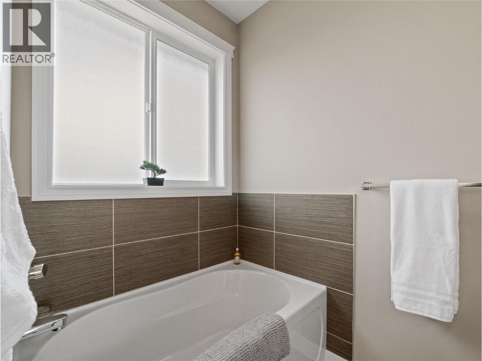 1280 23 Street Se, Salmon Arm, British Columbia  V1E 0C7 - Photo 26 - 10391244