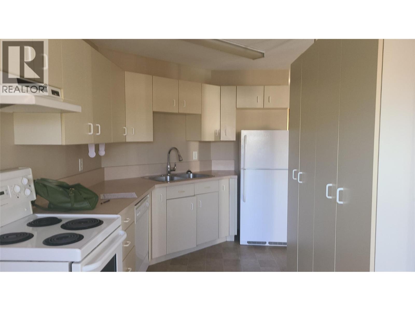 307 Norton Street, Penticton, British Columbia  V2A 4H9 - Photo 2 - 10391368